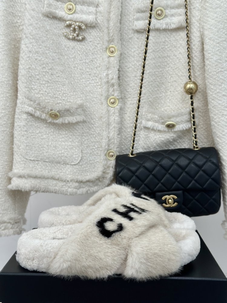 Пушистые меховые тапочки Chanel