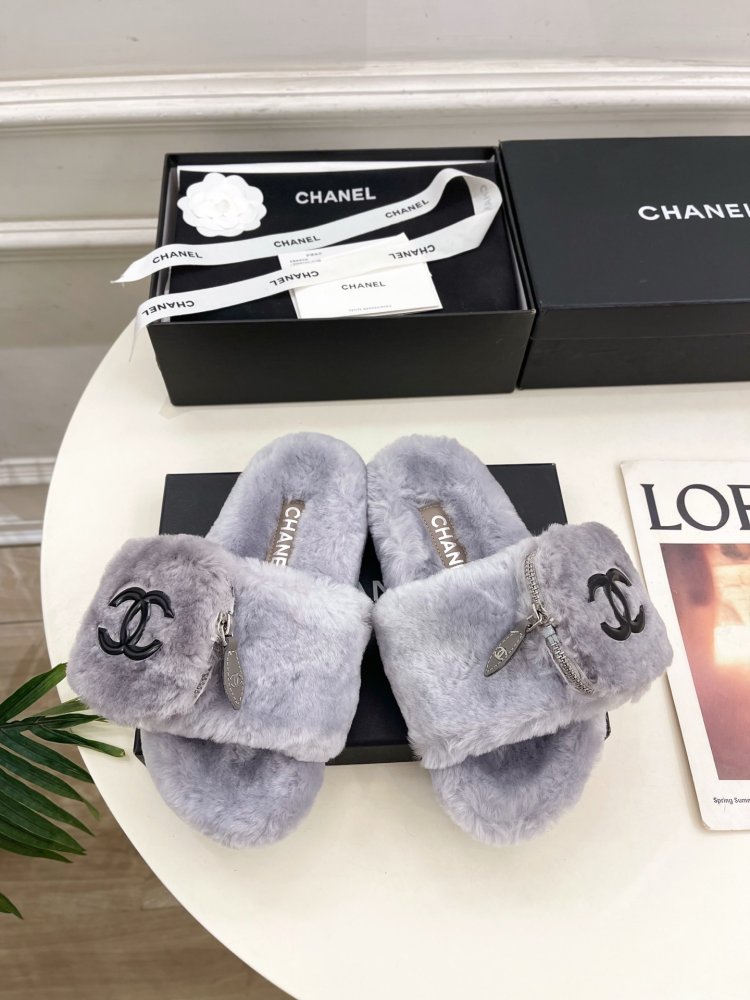 Пушистые меховые тапочки Chanel