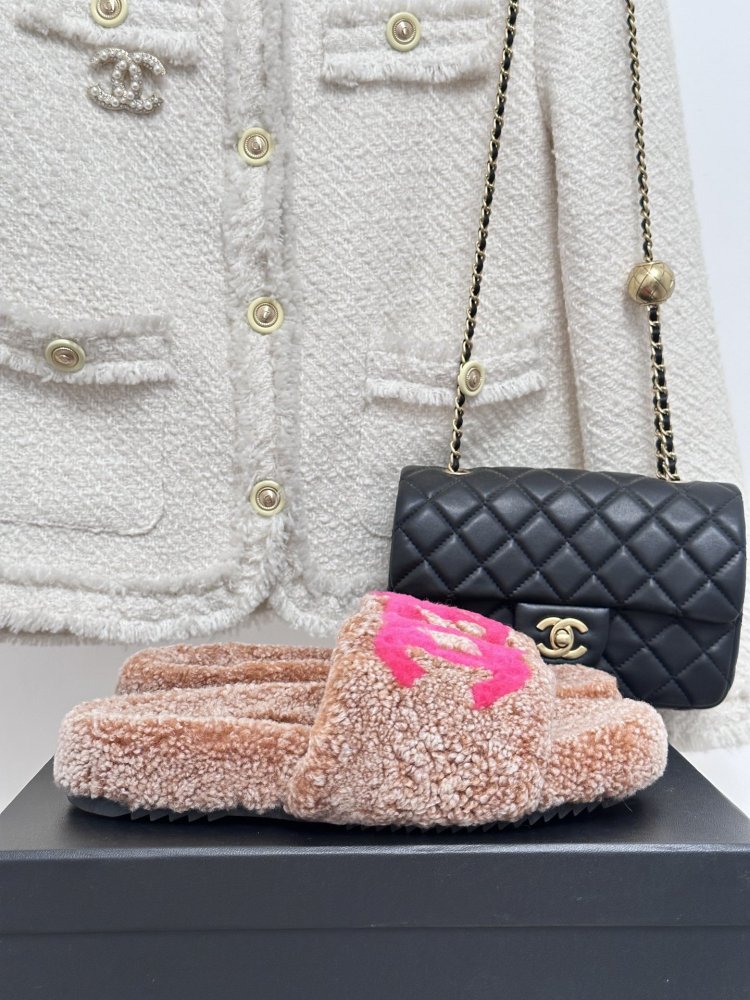 Пушистые меховые тапочки Chanel
