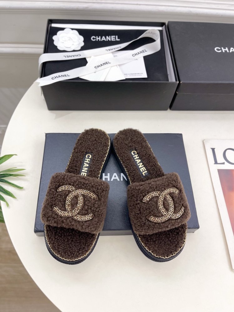 Пухнасті хутряні капці Chanel