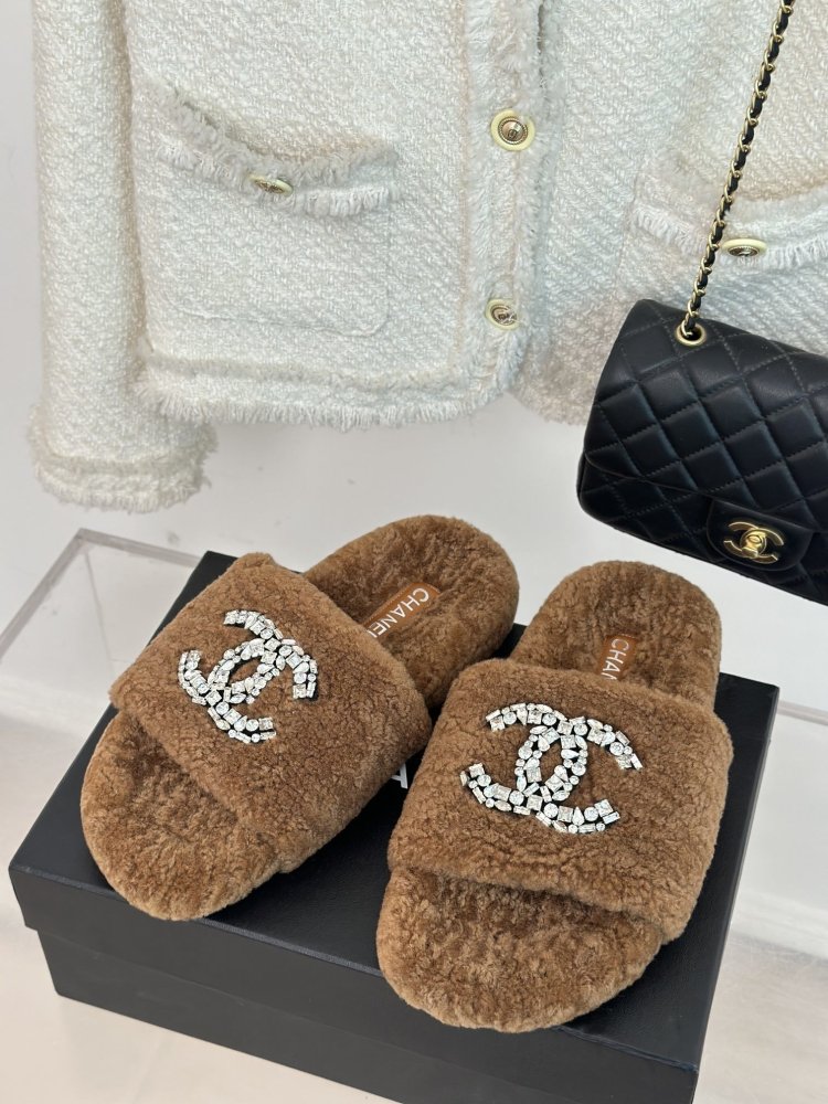 Пушистые меховые тапочки Chanel фото 2