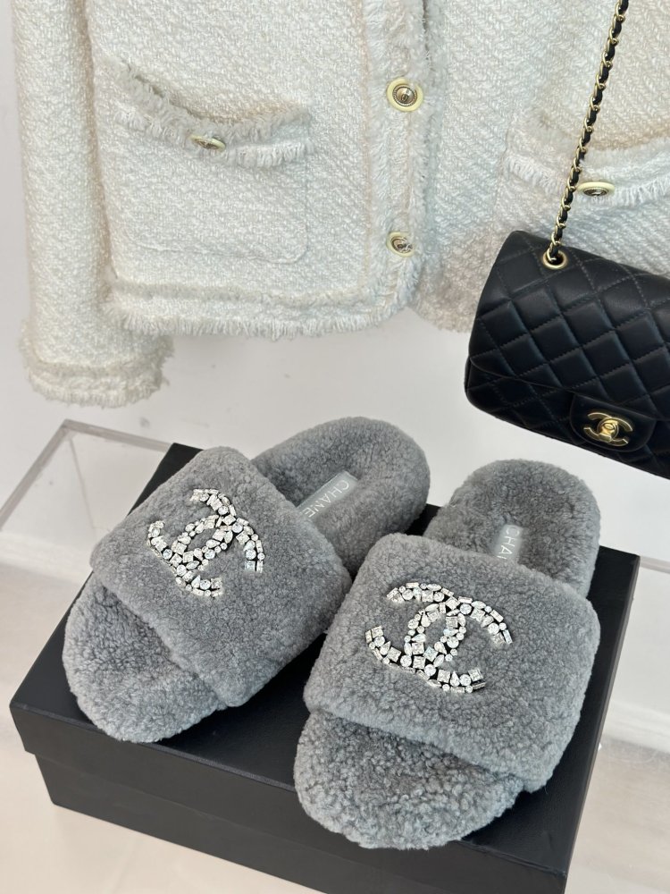 Пушистые меховые тапочки Chanel фото 2