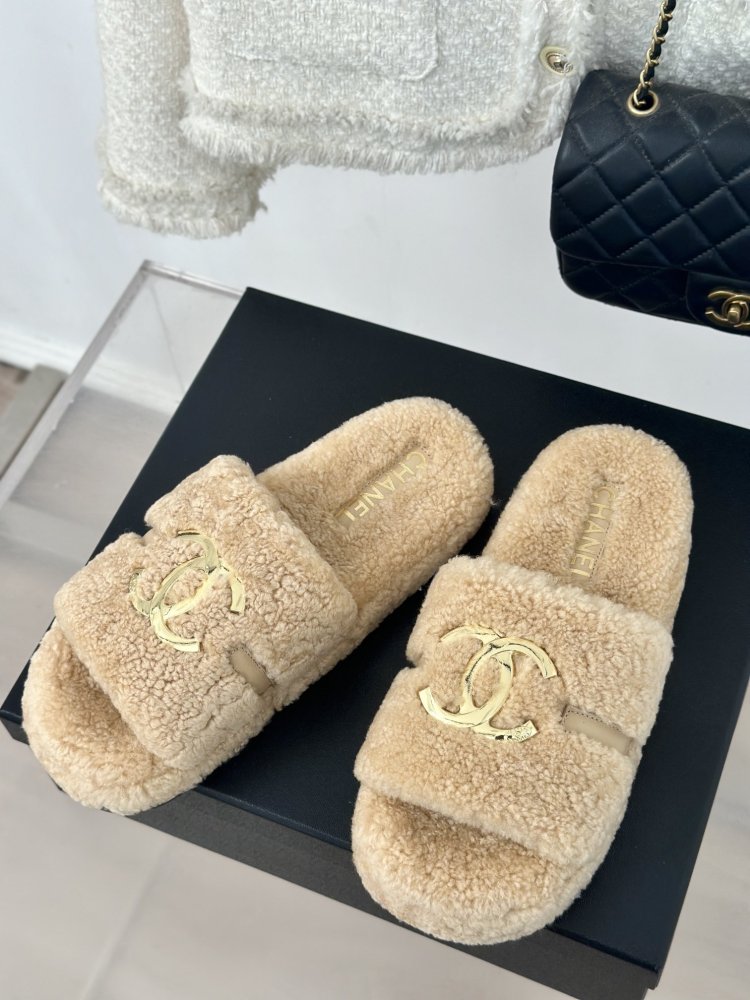 Пушистые меховые тапочки Chanel фото 2