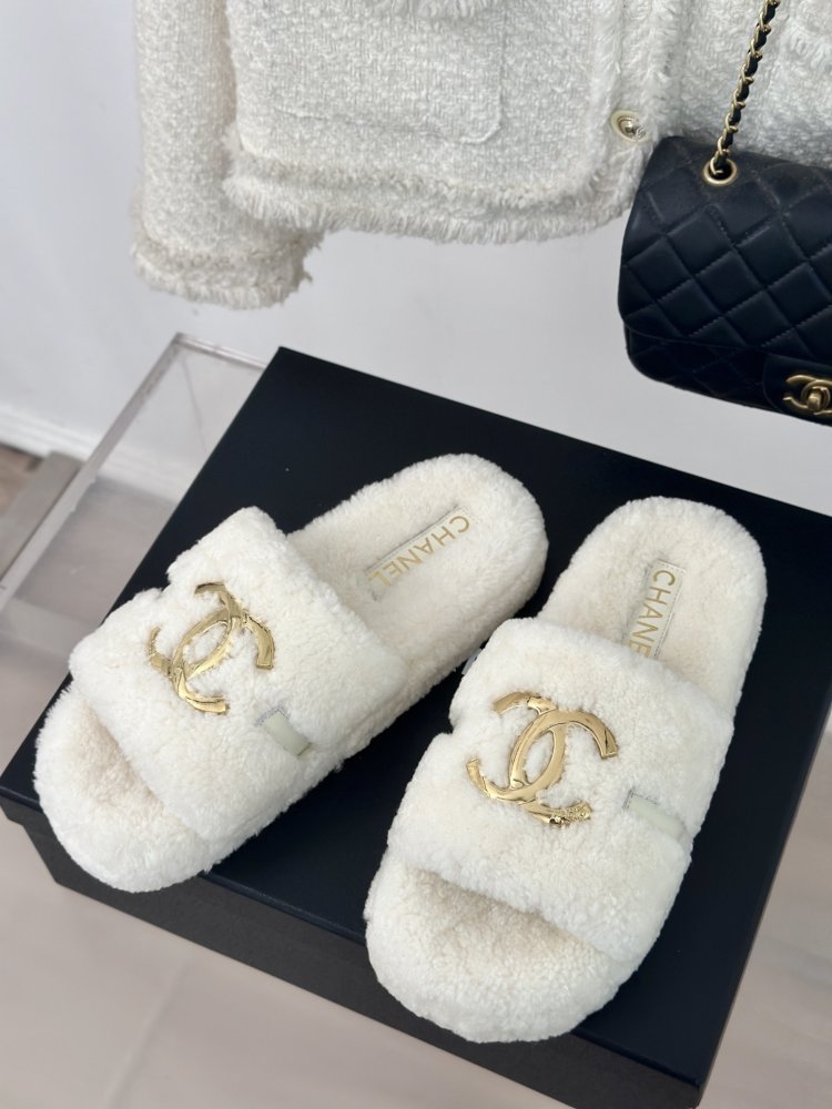 Пушистые меховые тапочки Chanel фото 2