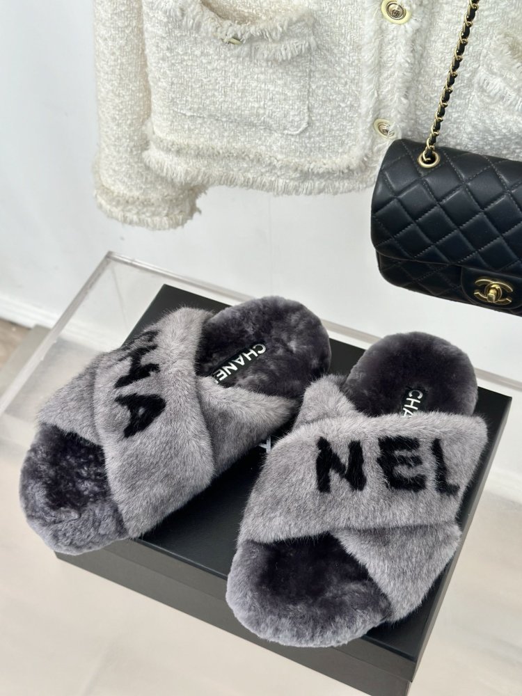 Пушистые меховые тапочки Chanel фото 2