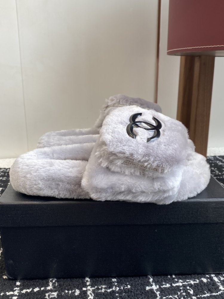 Пушистые меховые тапочки Chanel фото 2