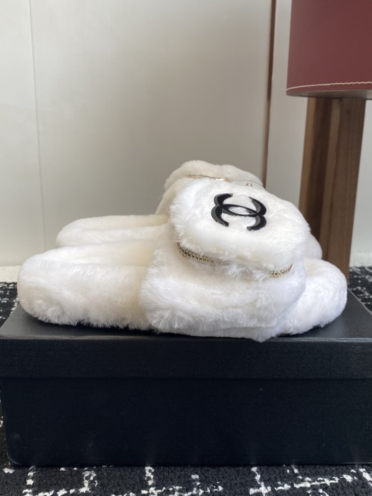 Пушистые меховые тапочки Chanel фото 2