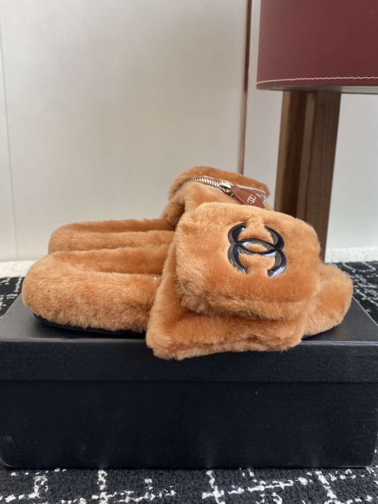 Пушистые меховые тапочки Chanel фото 2
