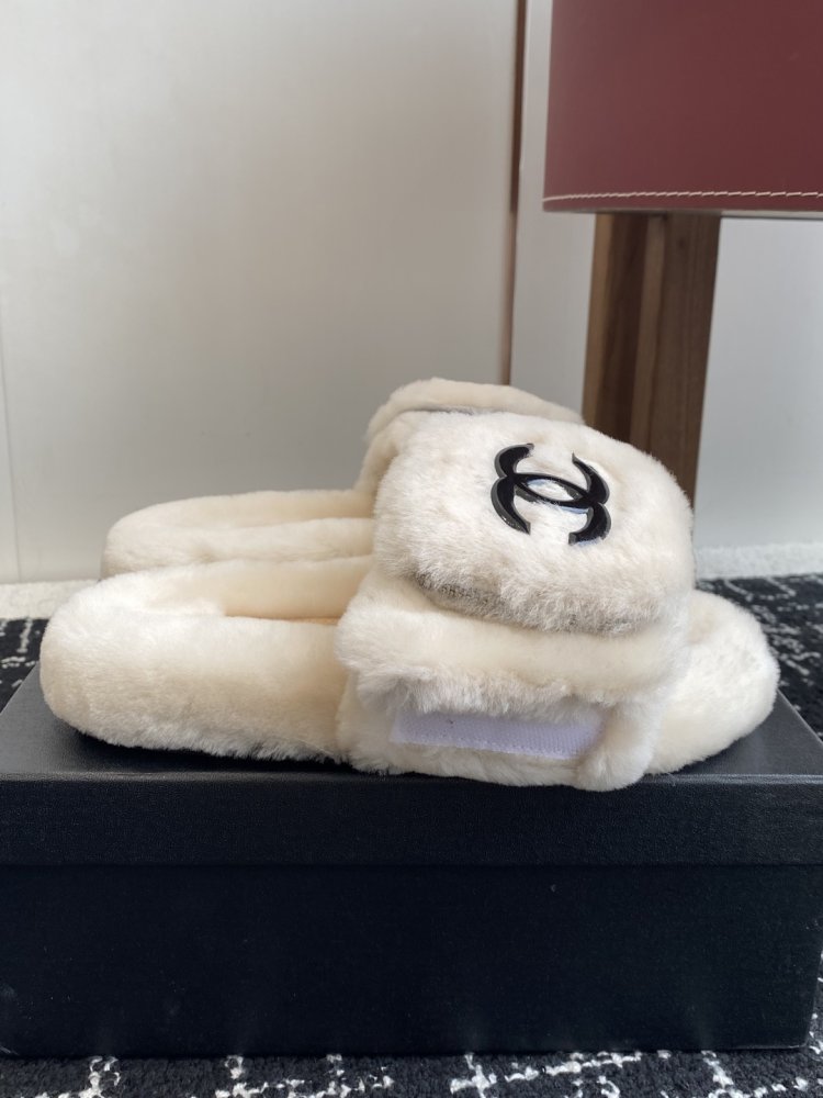 Пушистые меховые тапочки Chanel фото 2