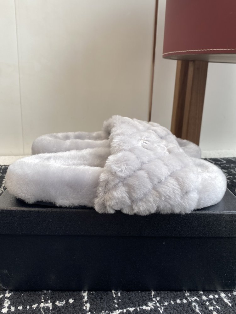 Пушистые меховые тапочки Chanel фото 2