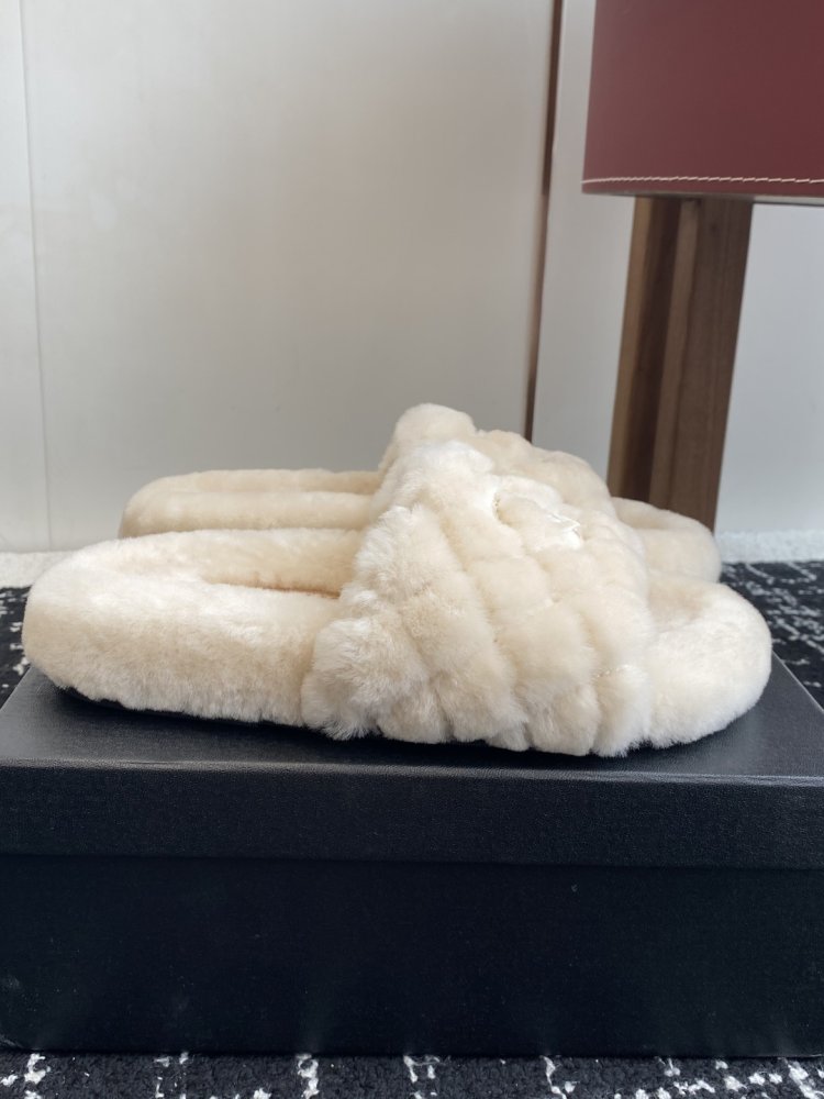 Пушистые меховые тапочки Chanel фото 2