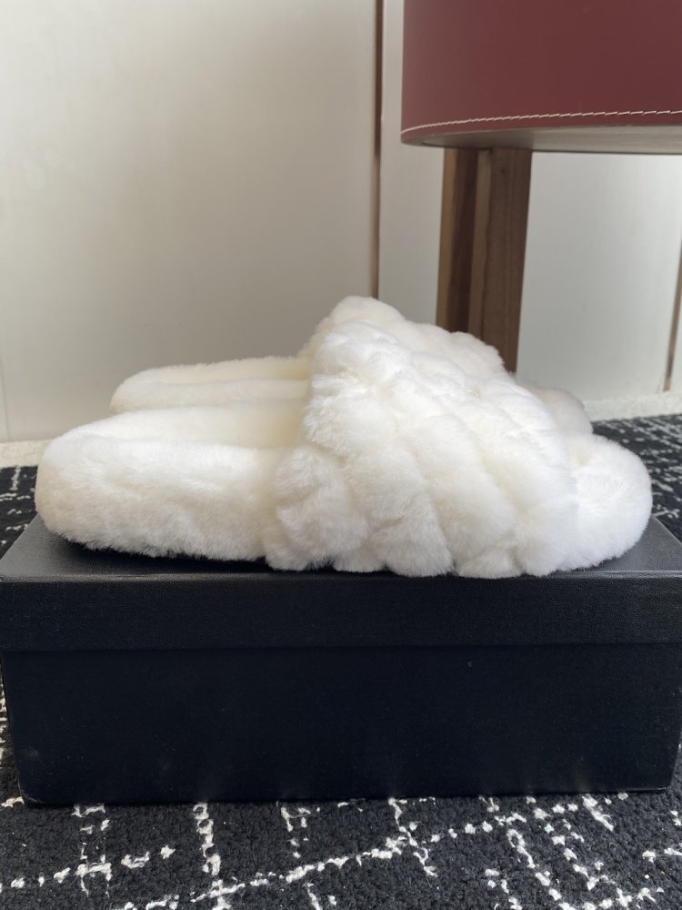 Пушистые меховые тапочки Chanel фото 2