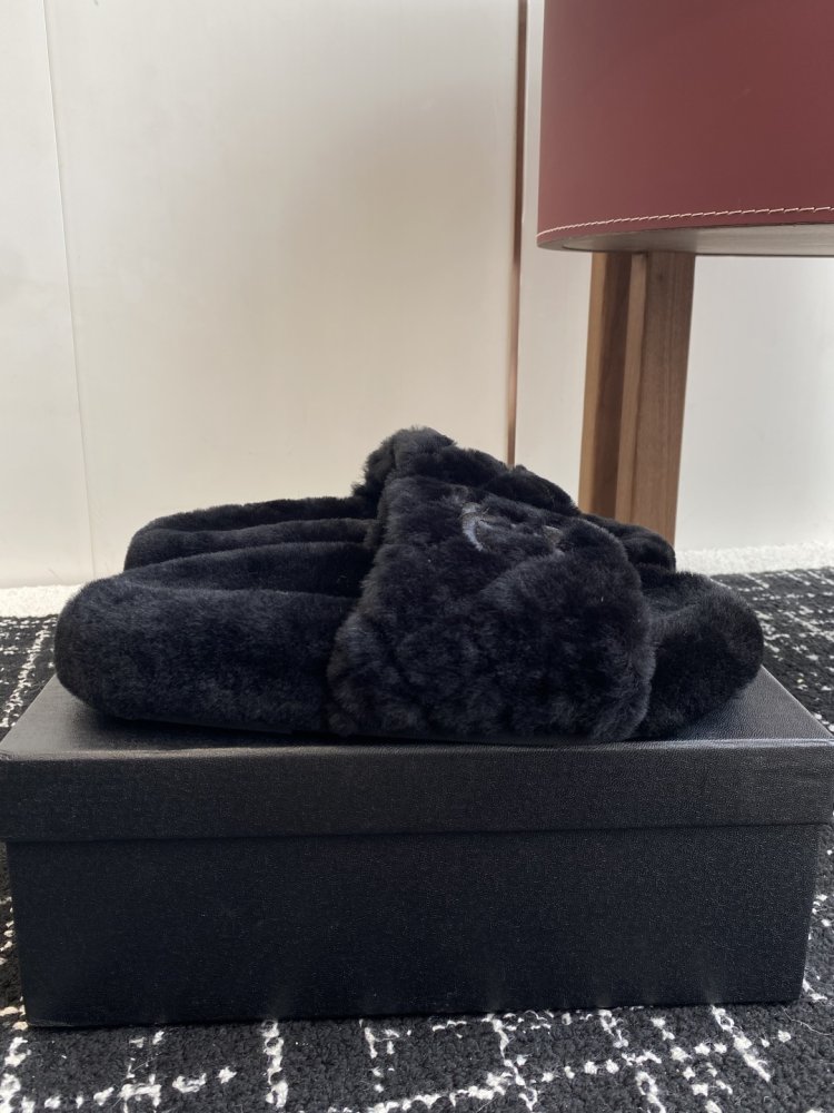 Пушистые меховые тапочки Chanel фото 2