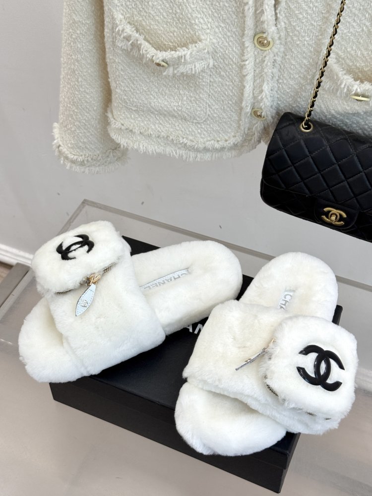 Fluffy fur slippers Chanel фото 2