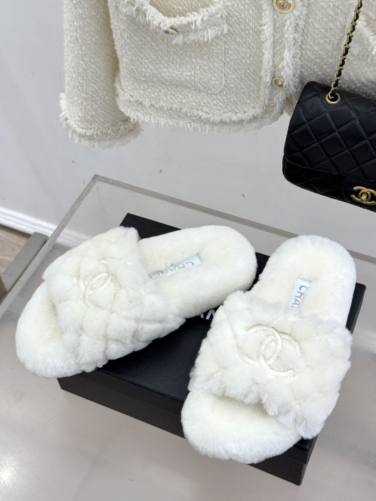 Fluffy fur slippers Chanel фото 2