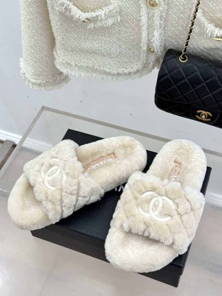 Fluffy fur slippers Chanel фото 2
