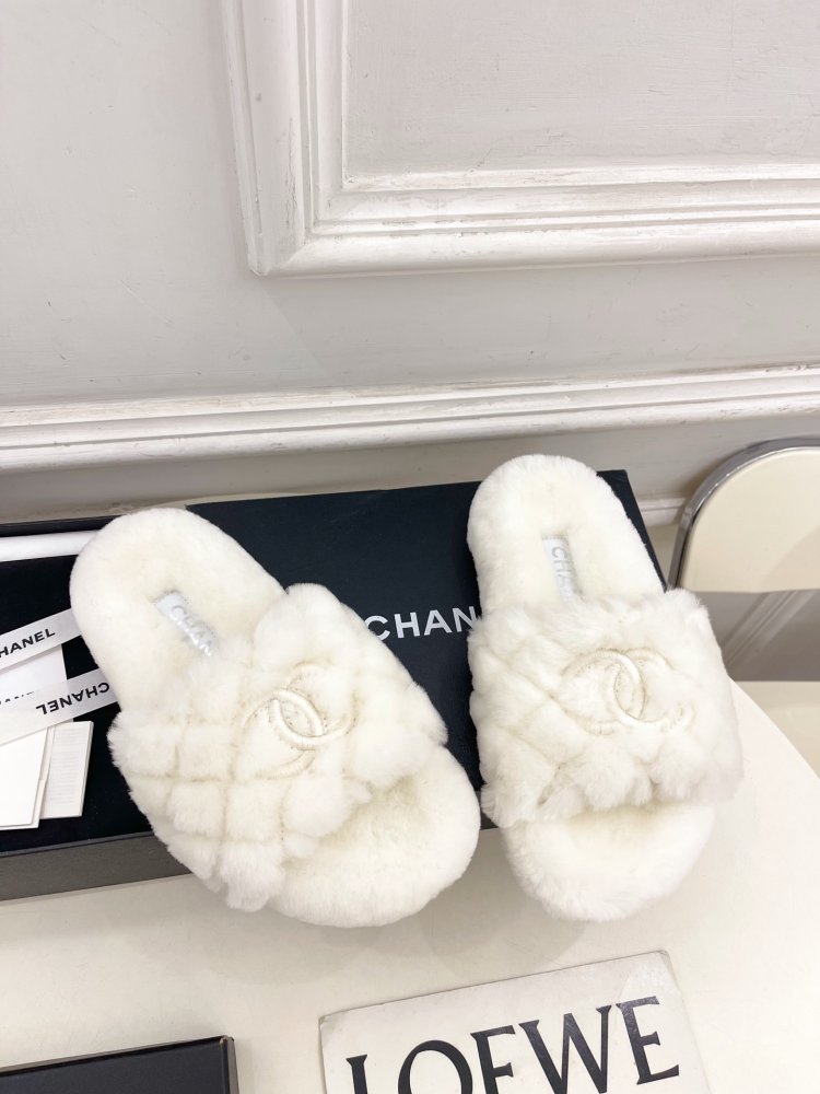 Fluffy fur slippers Chanel фото 2