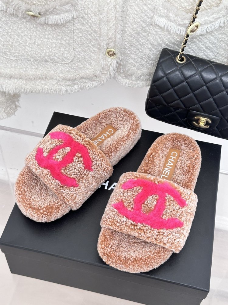 Пушистые меховые тапочки Chanel фото 2