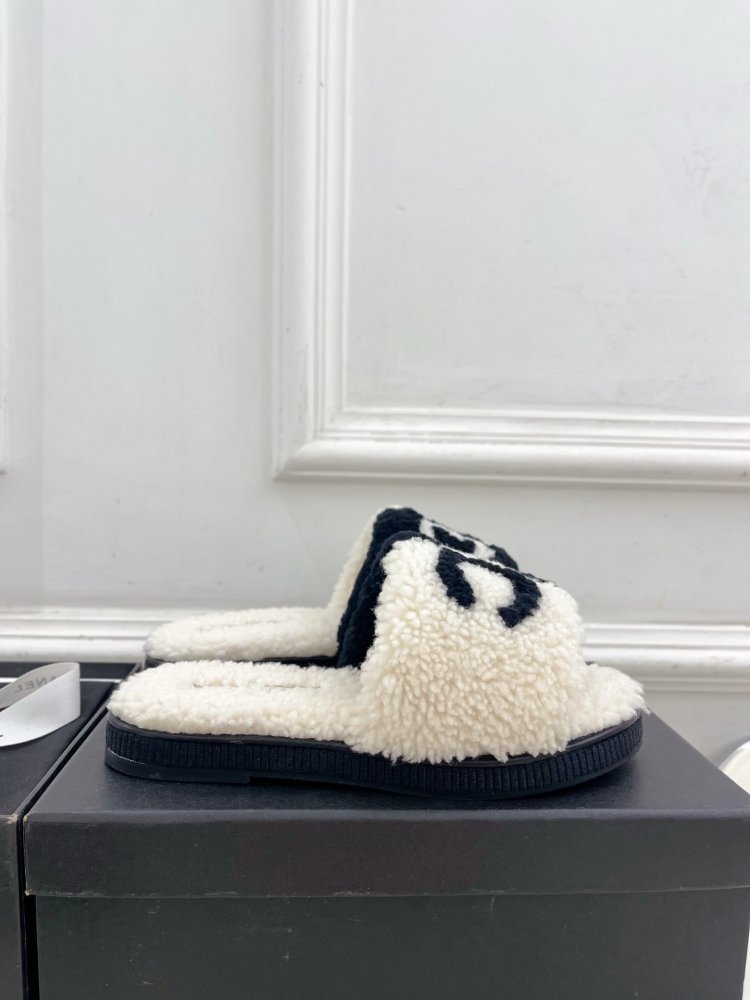 Fluffy fur slippers Chanel фото 2