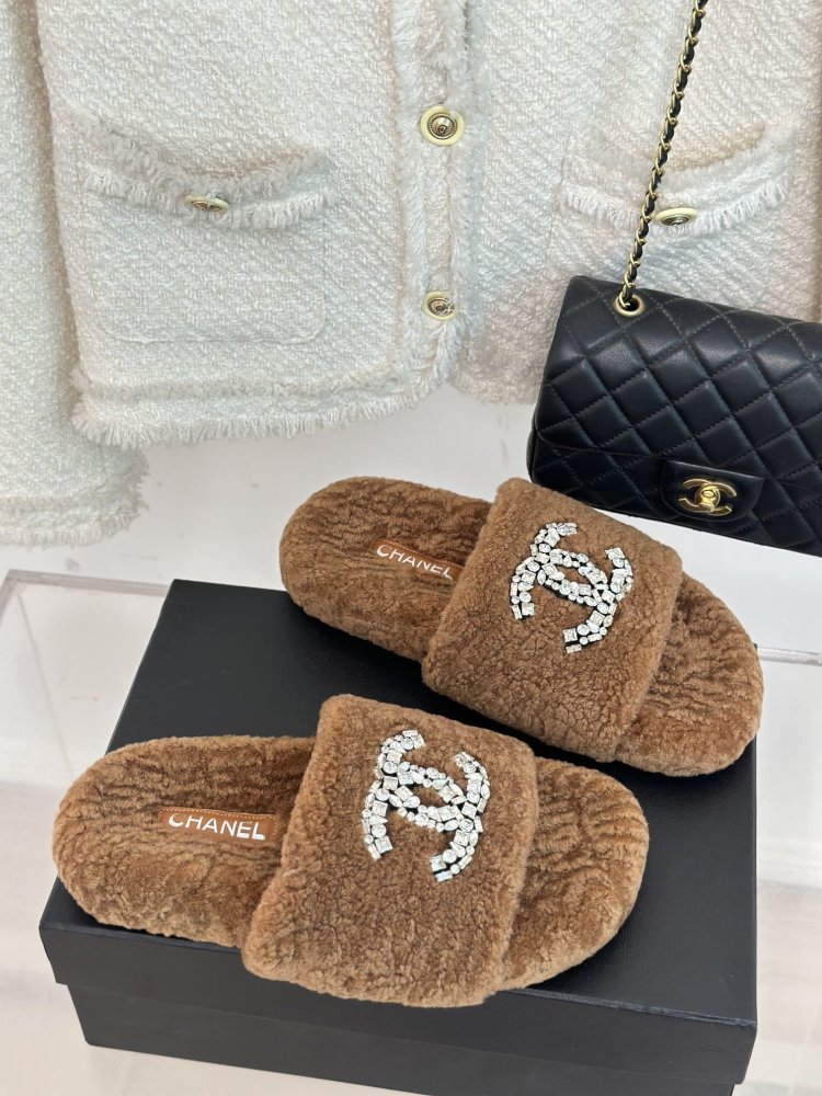 Пушистые меховые тапочки Chanel фото 3