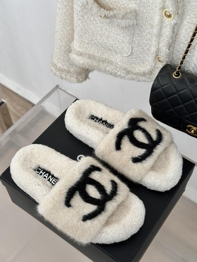 Пушистые меховые тапочки Chanel фото 3