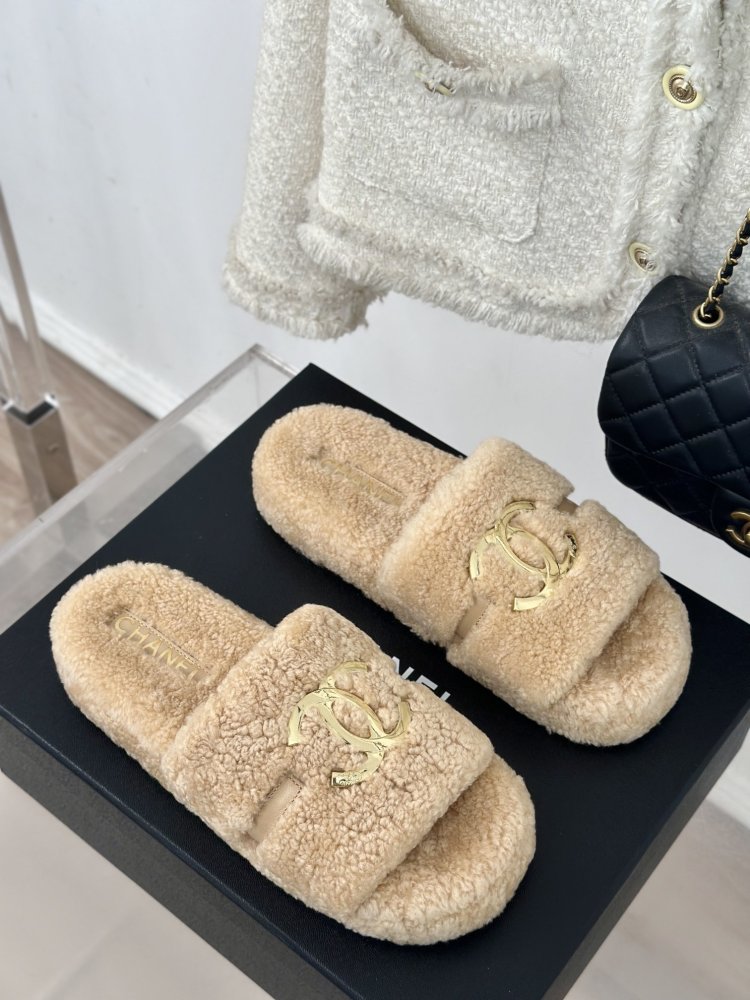 Пушистые меховые тапочки Chanel фото 3