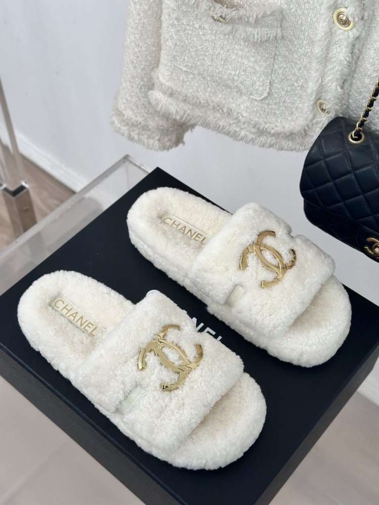 Пушистые меховые тапочки Chanel фото 3
