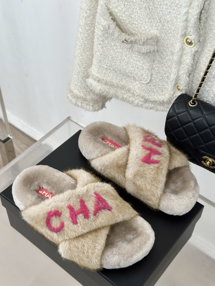 Пушистые меховые тапочки Chanel фото 3