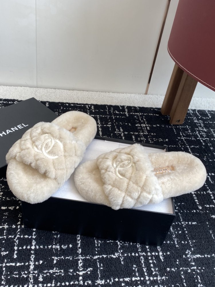 Пушистые меховые тапочки Chanel фото 3