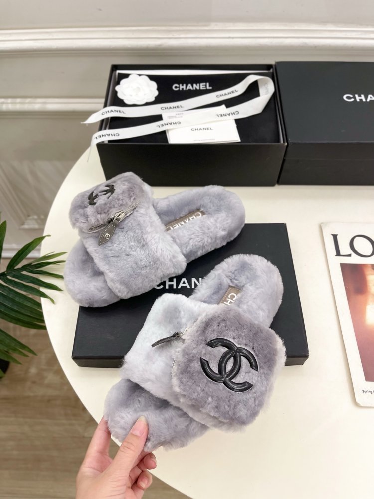 Пушистые меховые тапочки Chanel фото 3