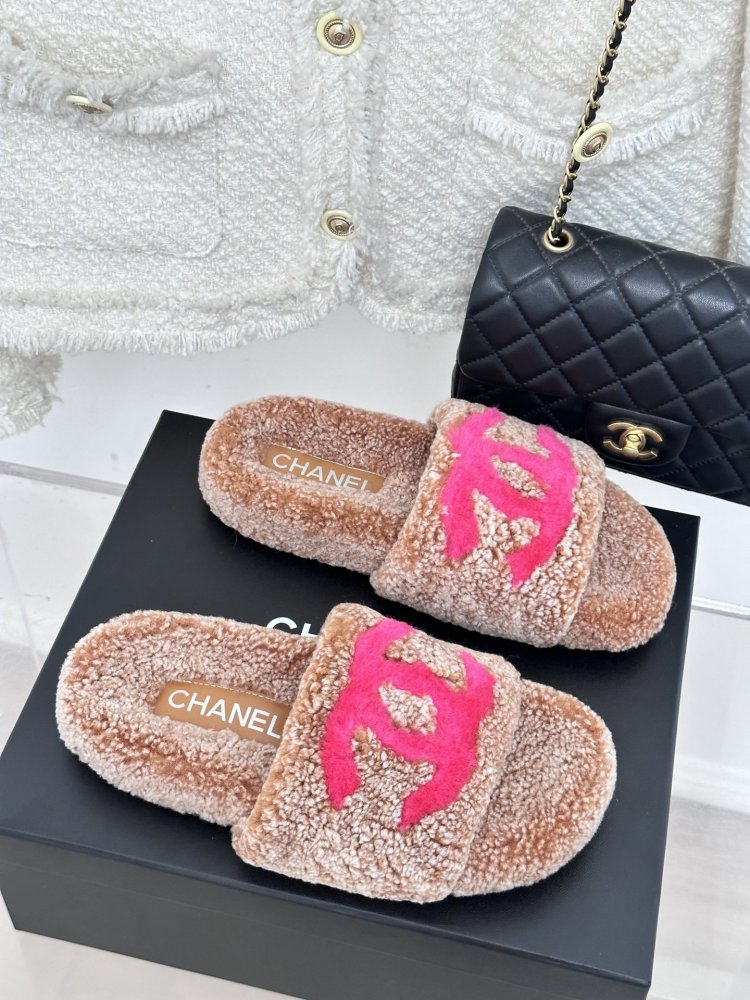 Пушистые меховые тапочки Chanel фото 3
