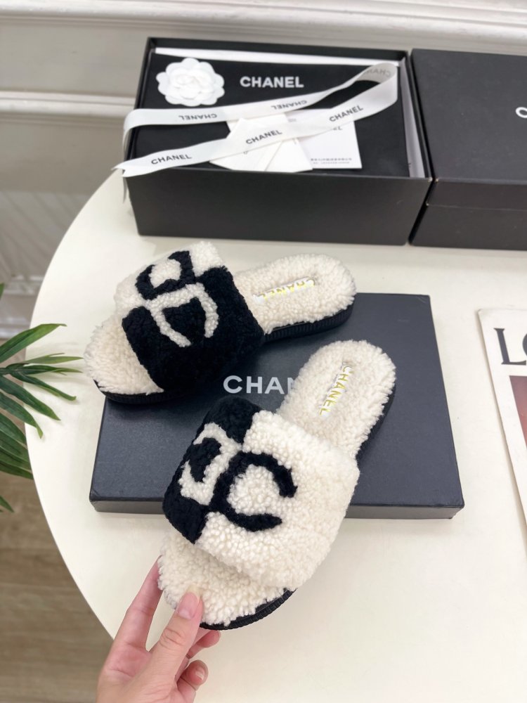 Fluffy fur slippers Chanel фото 3