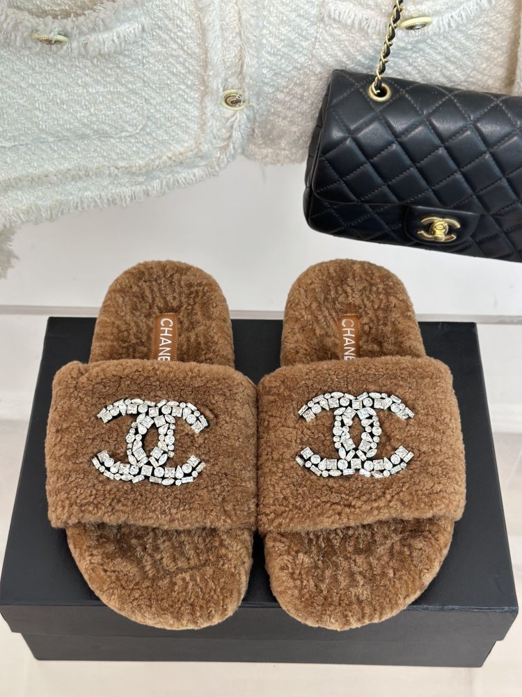 Пушистые меховые тапочки Chanel фото 4