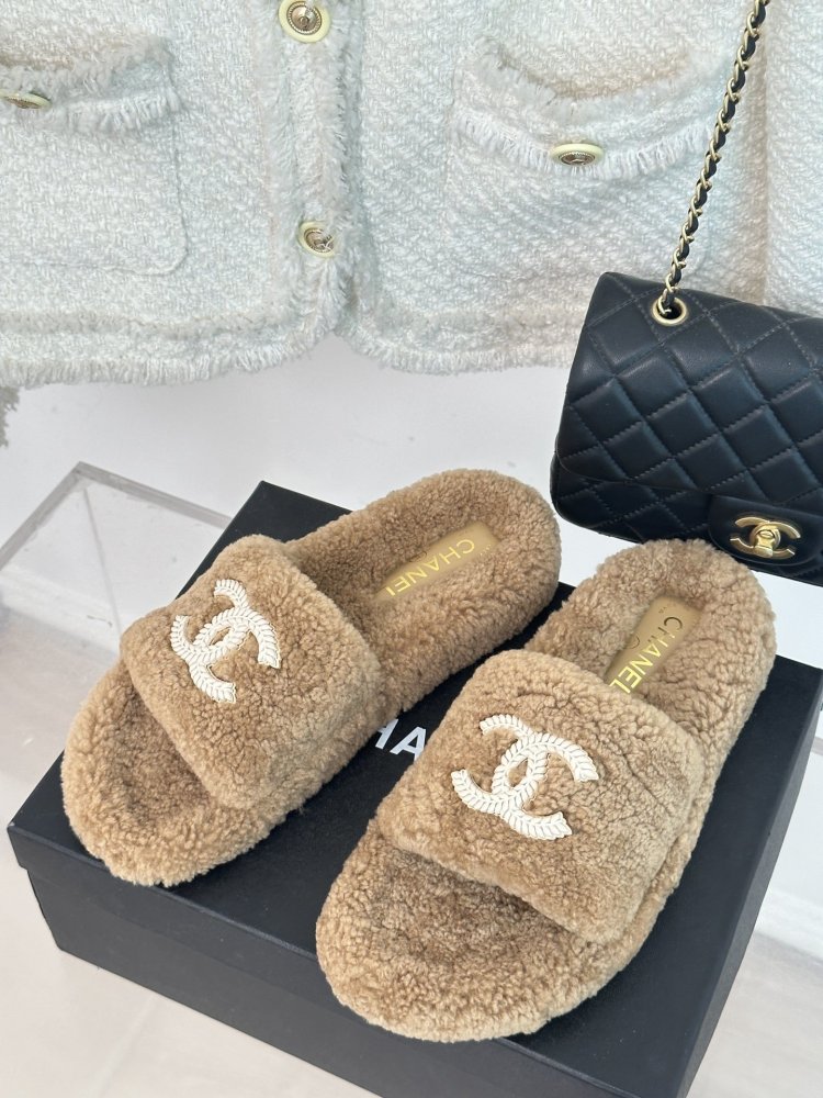 Пушистые меховые тапочки Chanel фото 4