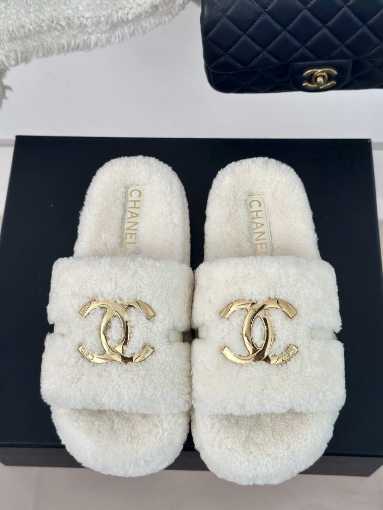 Пушистые меховые тапочки Chanel фото 4