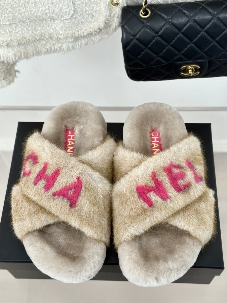 Пушистые меховые тапочки Chanel фото 4