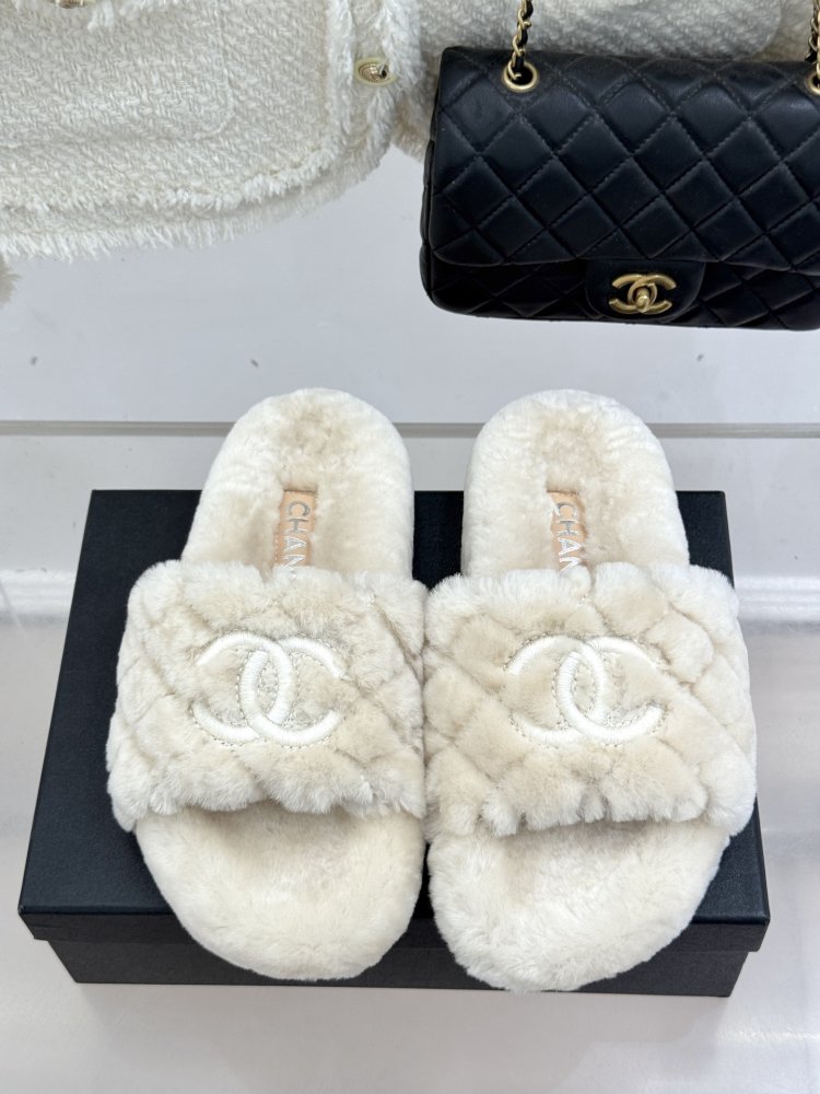 Fluffy fur slippers Chanel фото 4