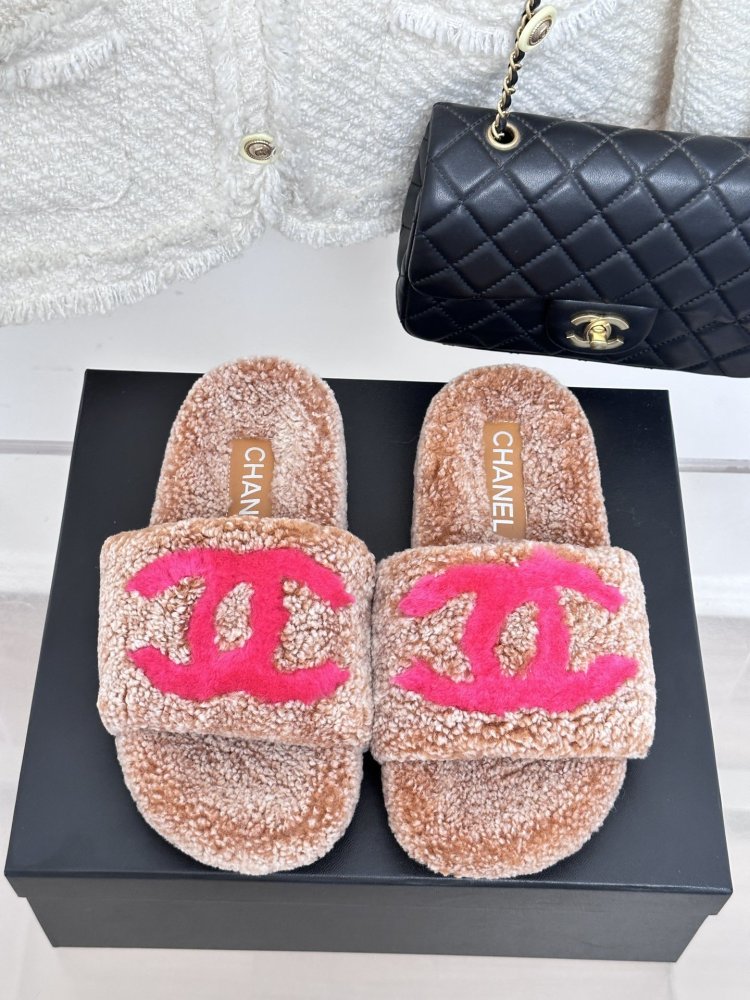 Пушистые меховые тапочки Chanel фото 4