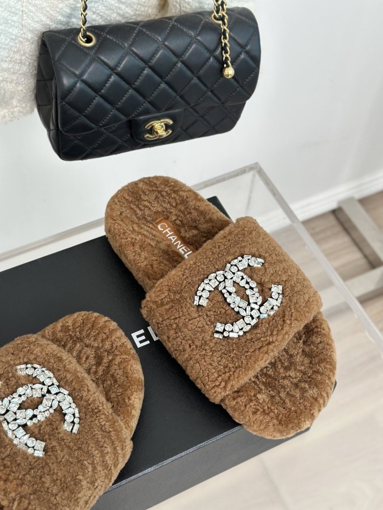 Пушистые меховые тапочки Chanel фото 5