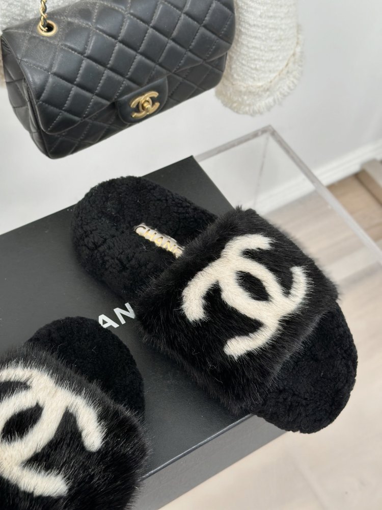 Пушистые меховые тапочки Chanel фото 5