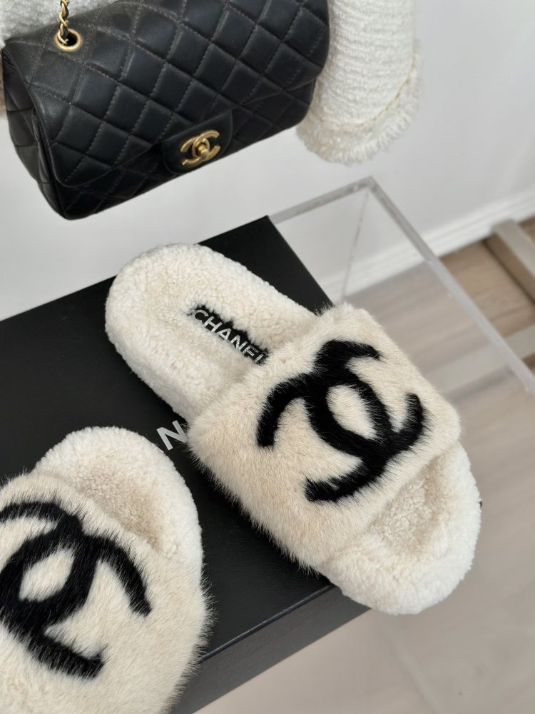 Пушистые меховые тапочки Chanel фото 5