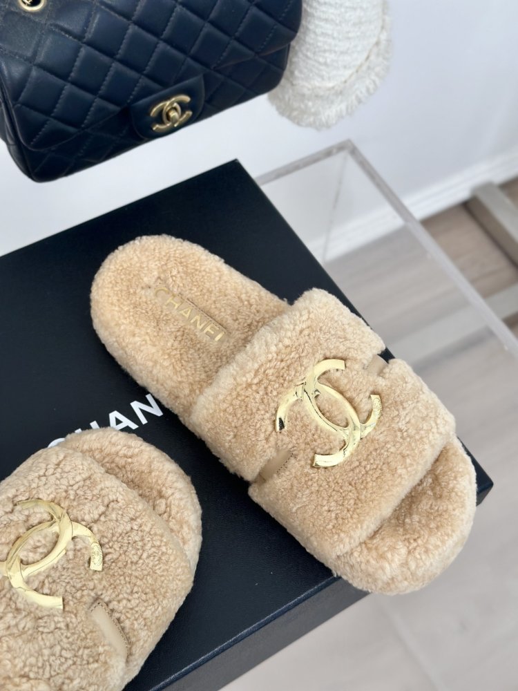 Пушистые меховые тапочки Chanel фото 5