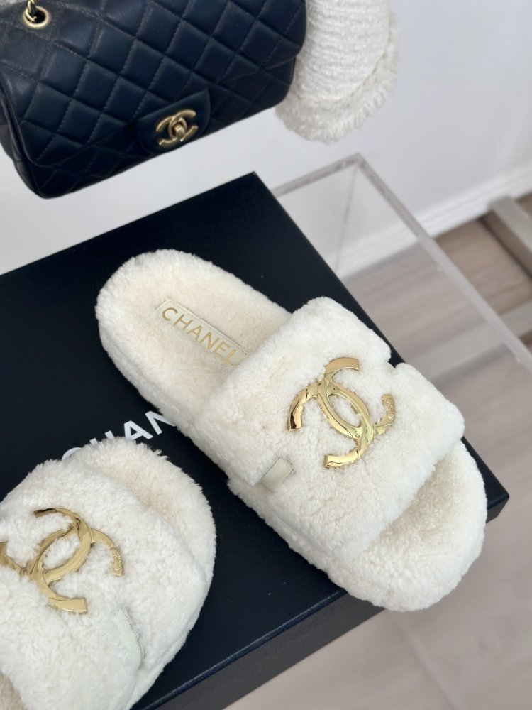 Пушистые меховые тапочки Chanel фото 5