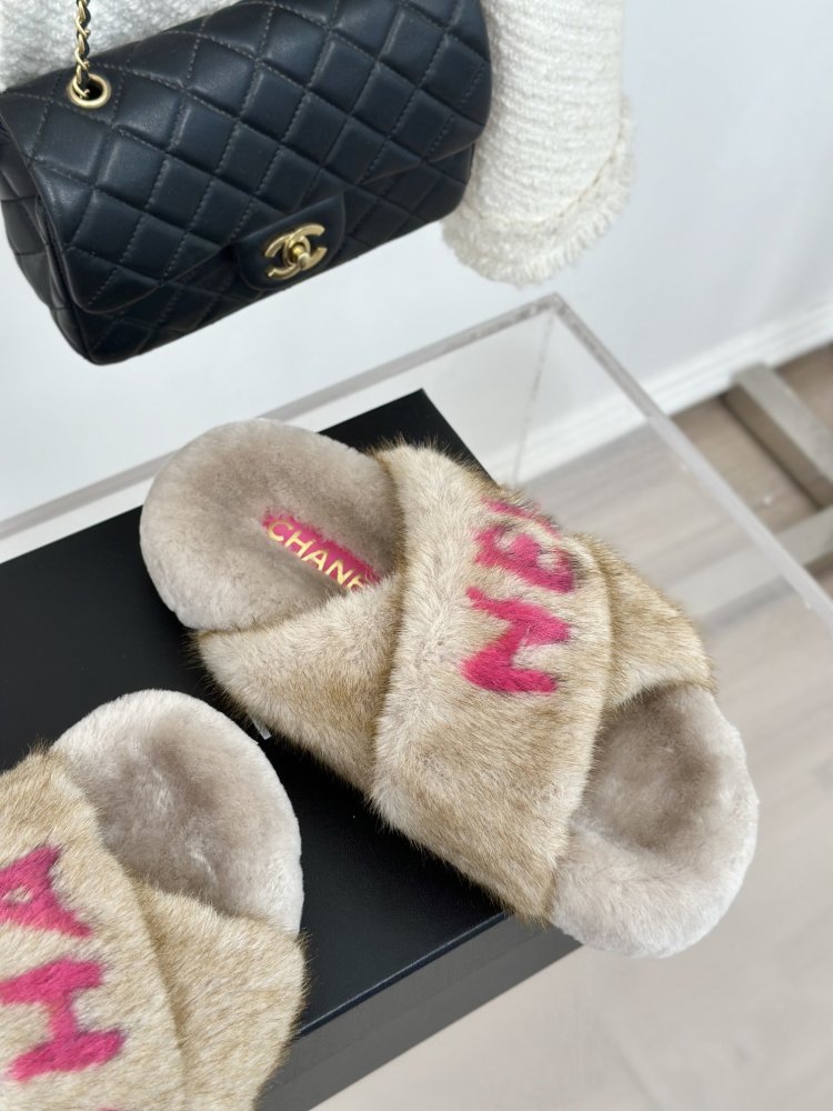 Пушистые меховые тапочки Chanel фото 5