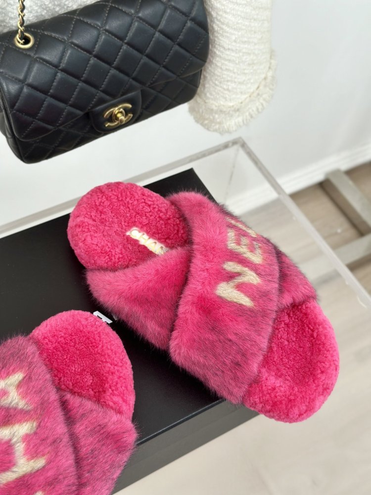 Пушистые меховые тапочки Chanel фото 5