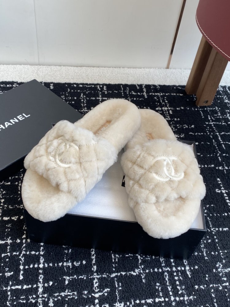 Пушистые меховые тапочки Chanel фото 5