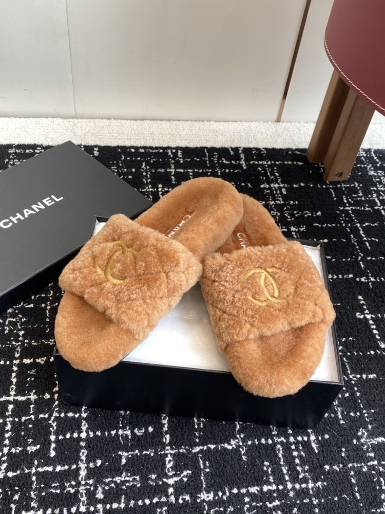 Пушистые меховые тапочки Chanel фото 5
