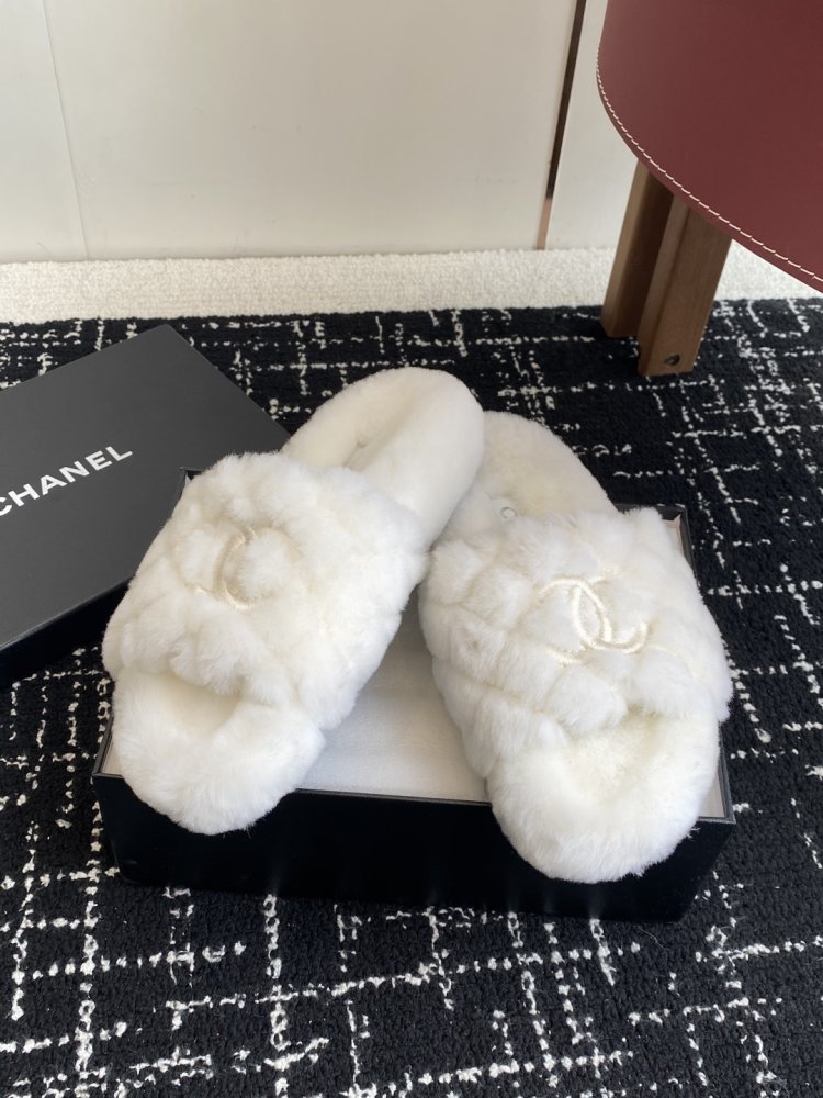 Пушистые меховые тапочки Chanel фото 5