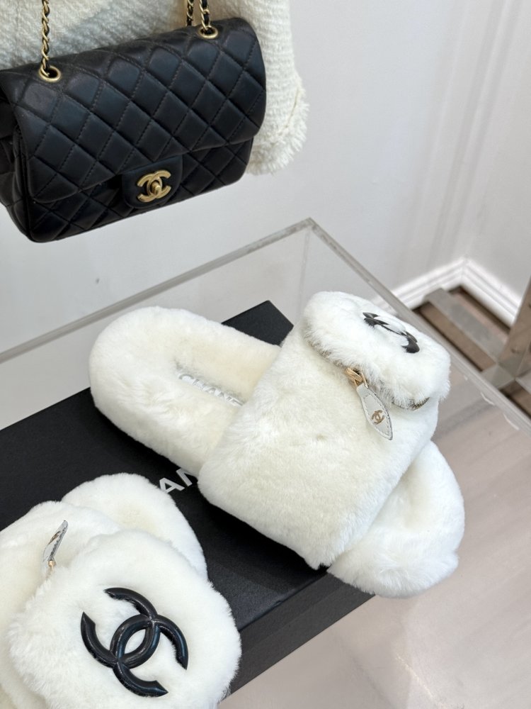 Fluffy fur slippers Chanel фото 5