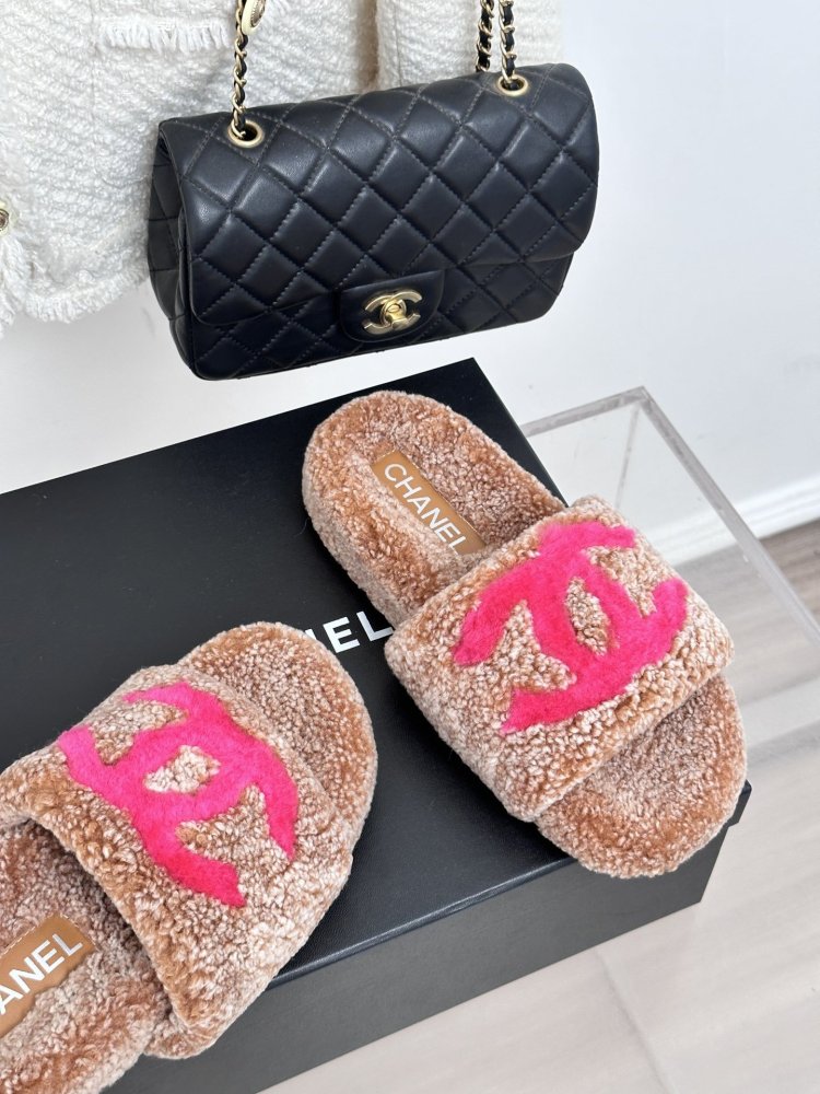 Пушистые меховые тапочки Chanel фото 5